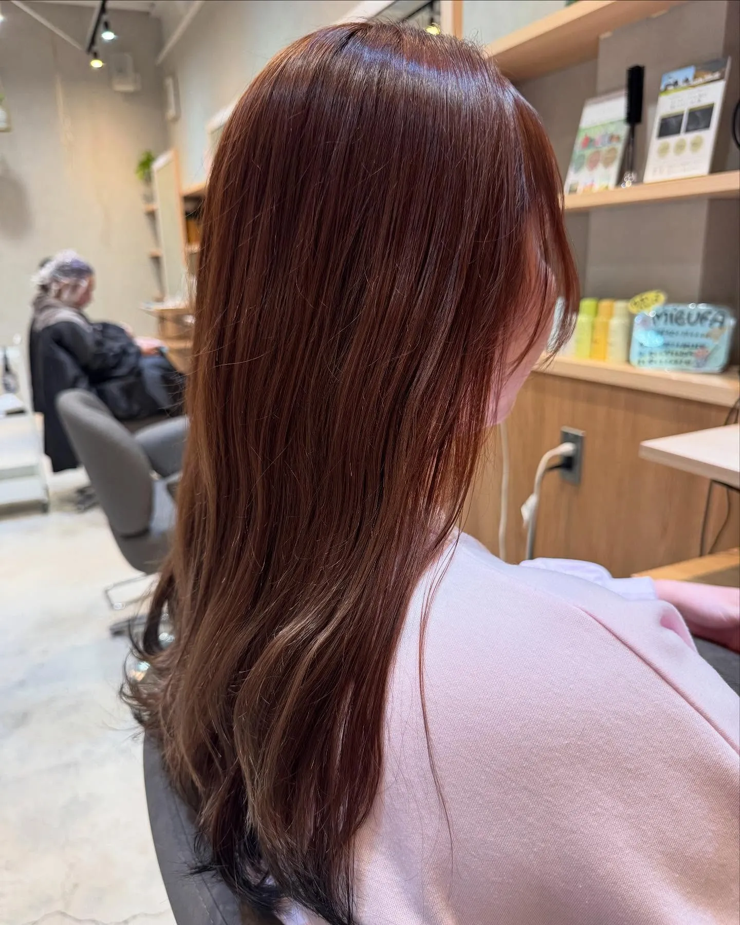 全体はコーラルピンクで